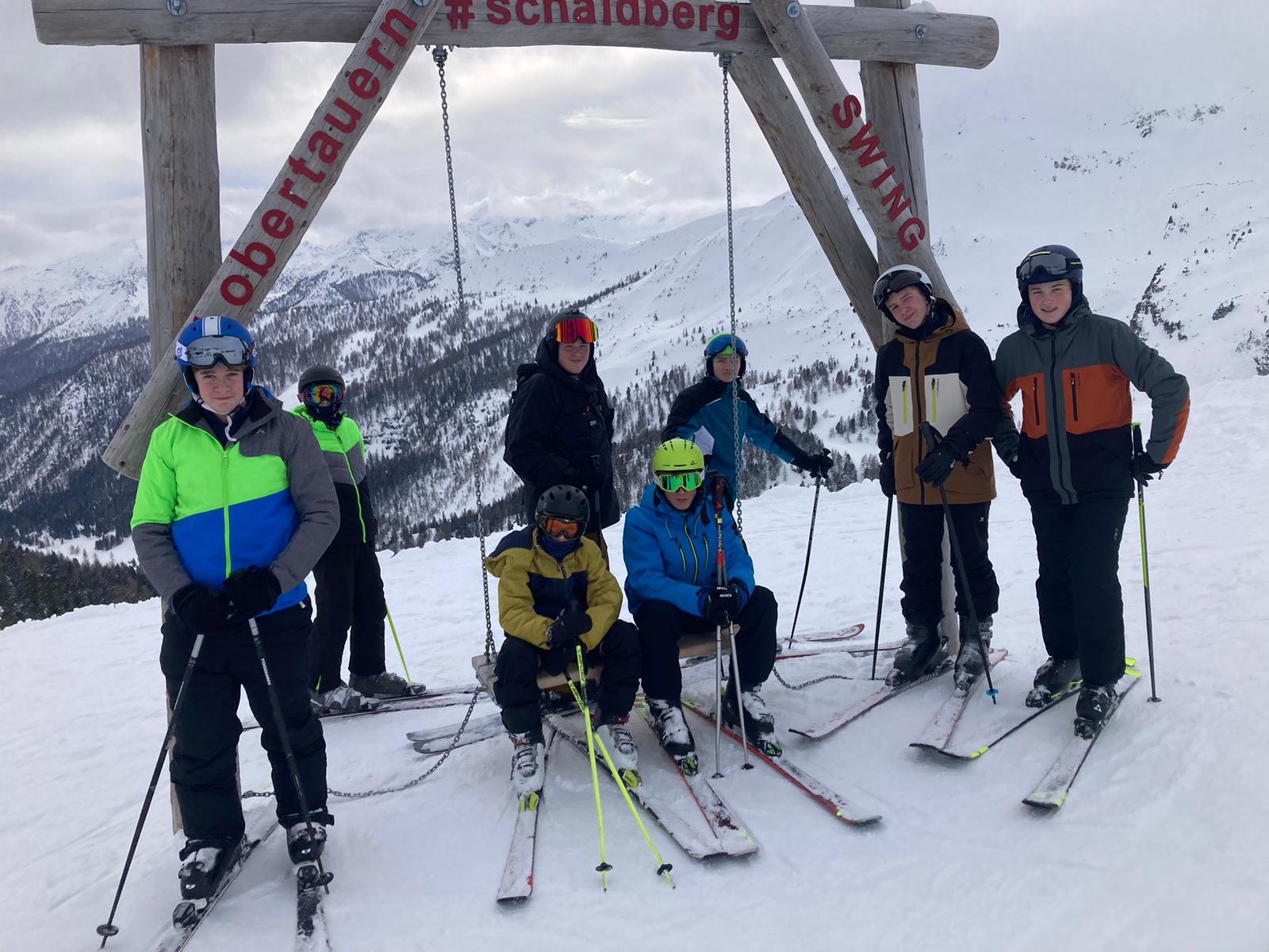 Gruppe von Schülern mit Skiern