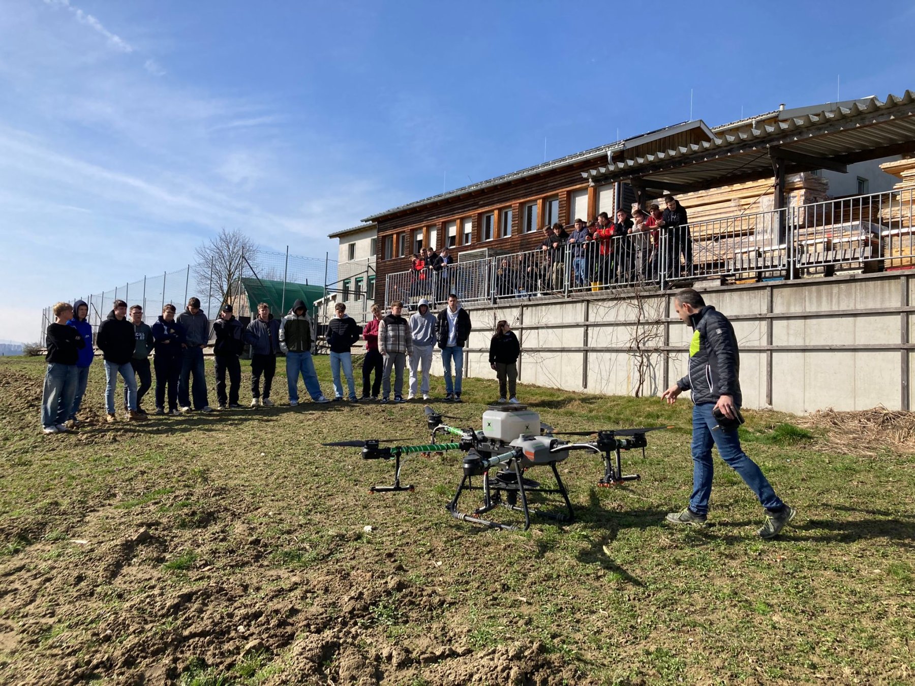 Drohne mit Gruppe von Schülern