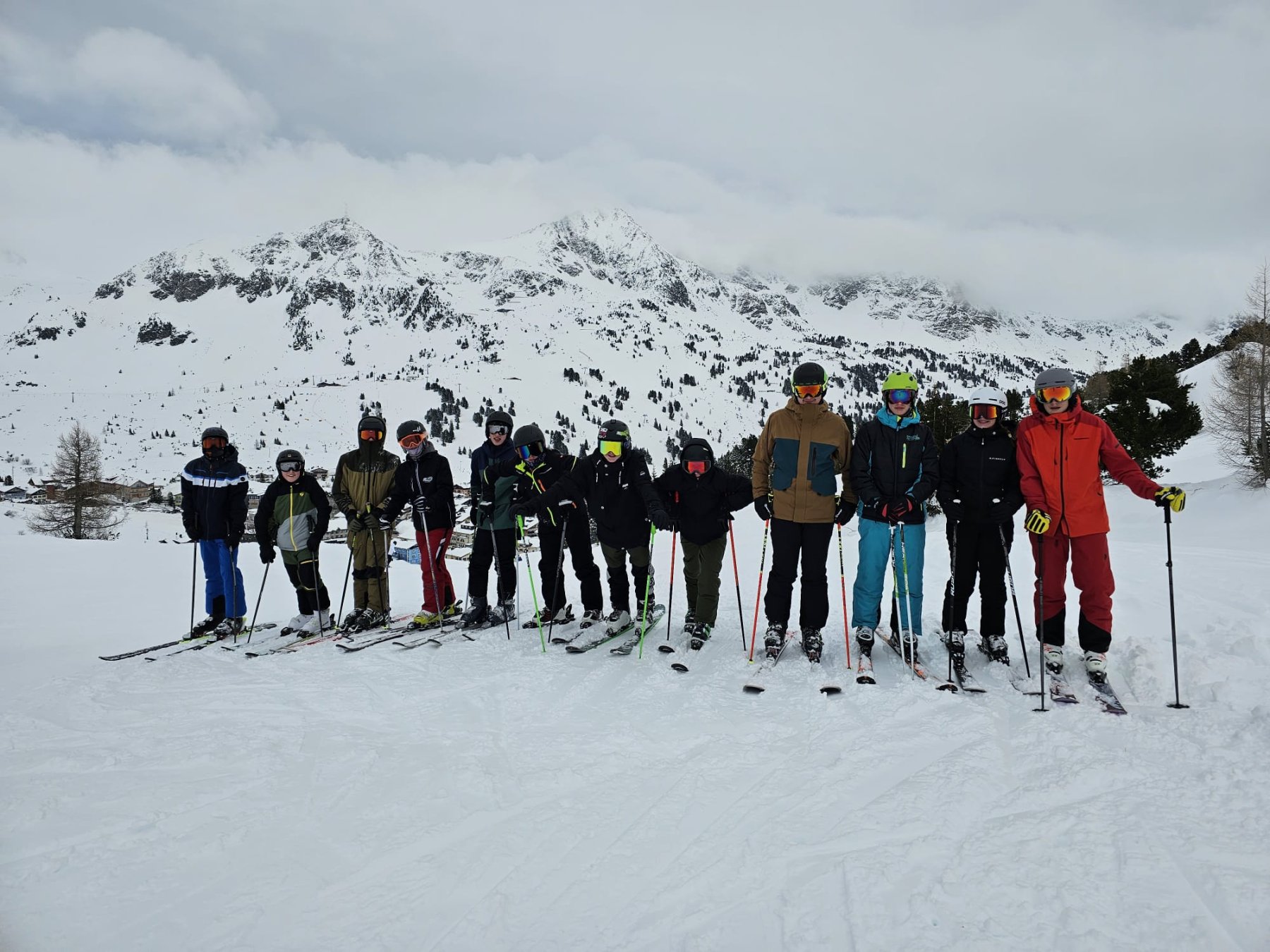 Gruppe von Schülern mit Skiern