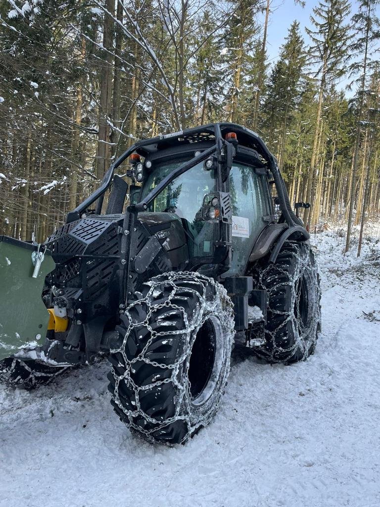 Forsttraktor mit Schneeketten