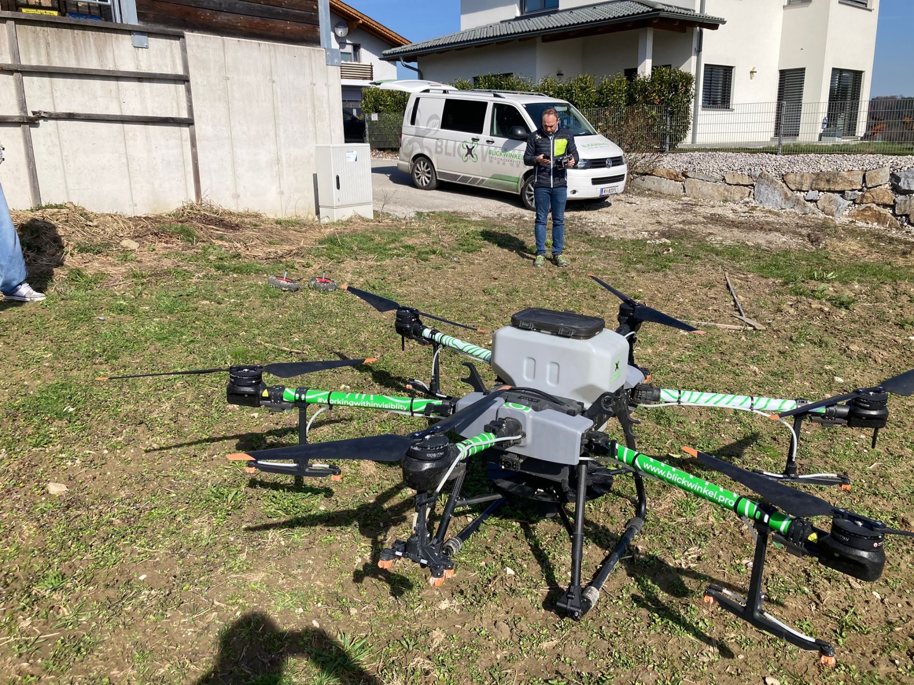 Drohne auf der Wiese